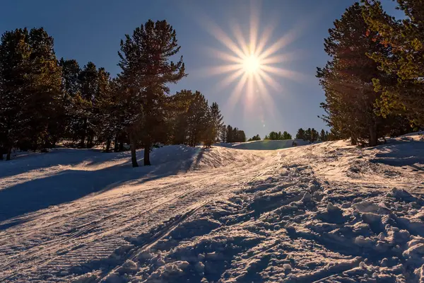 Dağ kış güneşi Kayak tesisi — Stok fotoğraf