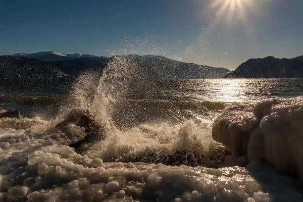 Mar montañas hielo sol salpicaduras —  Fotos de Stock