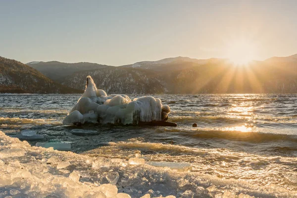Lago montañas hielo iceberg sol —  Fotos de Stock