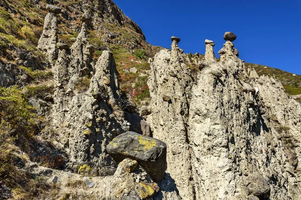 Montanhas pedras cogumelos outono — Fotografia de Stock