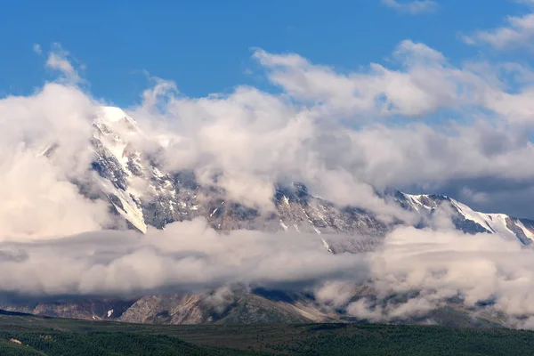Montañas nubes bosque pico — Foto de Stock