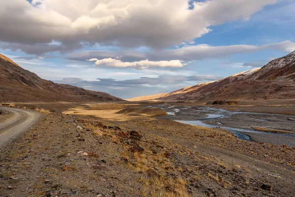 Dağlar river road sonbahar bulutlar — Stok fotoğraf