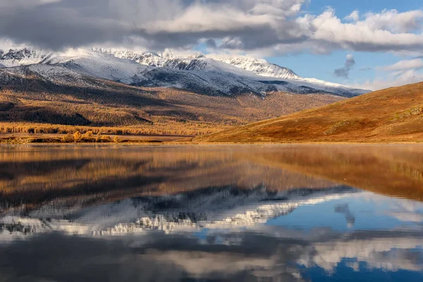 Meer bergen reflectie sneeuw wolken herfst — Stockfoto