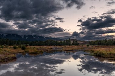 dağlar nehir yansımaları bulutlu akşam