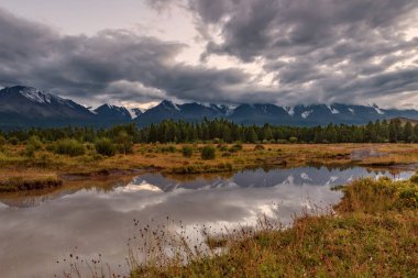 dağlar nehir yansımaları bulutlu akşam
