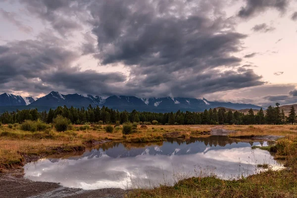 Montanhas rio reflexões noite nublado — Fotografia de Stock
