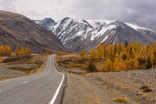 Road mountains asphalt thunderclouds — Stock Photo, Image