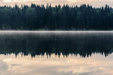 Göl sis bulutları yansıma şafak