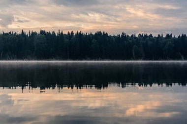 Göl sis bulutları yansıma şafak