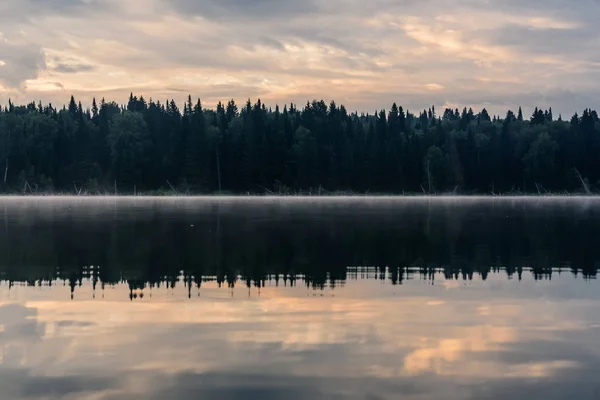 Nevoeiro do lago nuvens reflexão amanhecer — Fotografia de Stock