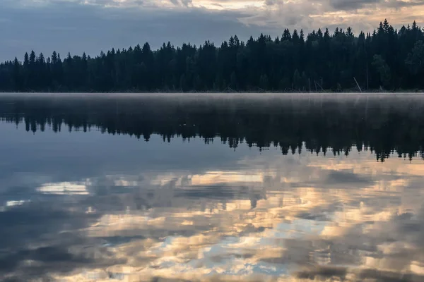 Lago niebla nubes reflexión amanecer —  Fotos de Stock