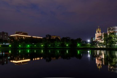 gece Moskova Novodevichy Manastırı nehir yansıma