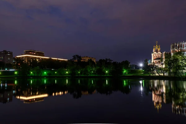 Noc Klasztor Nowodziewiczy w Moskwie rzeki odbicie — Zdjęcie stockowe