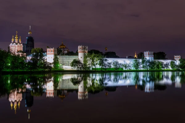 Noite Moscou Novodevichy mosteiro rio reflexão — Fotografia de Stock