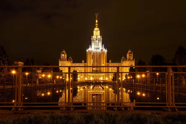 Uniwersytet w Moskwie fontanna płot odbicie — Zdjęcie stockowe