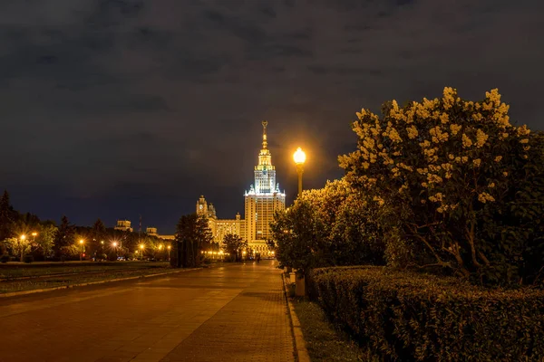 Uniwersytet w Moskwie noc alley bzu — Zdjęcie stockowe