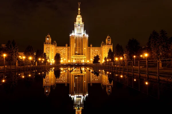 Uniwersytet w Moskwie noc odbicie fontanna — Zdjęcie stockowe