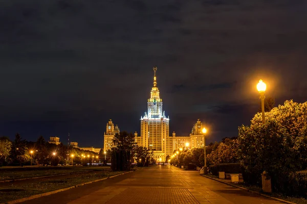 Uniwersytet w Moskwie noc alley bzu — Zdjęcie stockowe