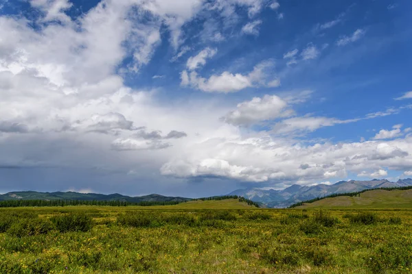 Góry niebo chmury łąka — Zdjęcie stockowe