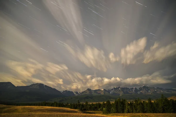 Berge Sterne Spuren Wolken Wald — Stockfoto