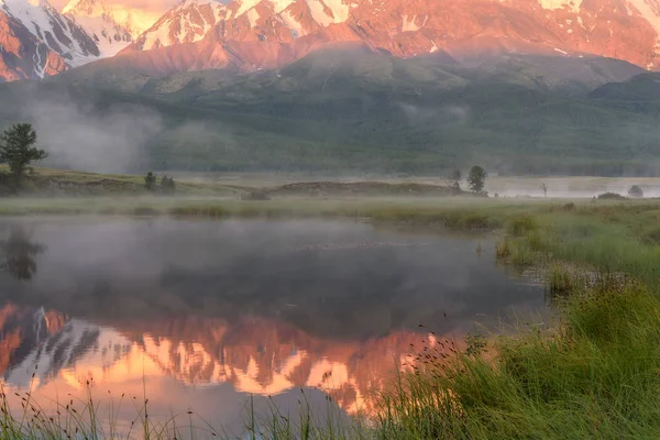 湖山雾反射黎明 — 图库照片