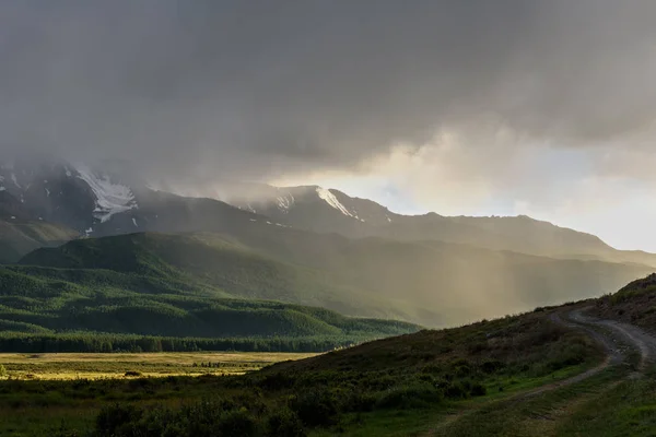 Солнечный туман над горами — стоковое фото