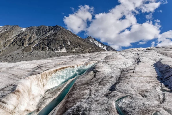 山の氷河氷の雪の夏を雲します。 — ストック写真