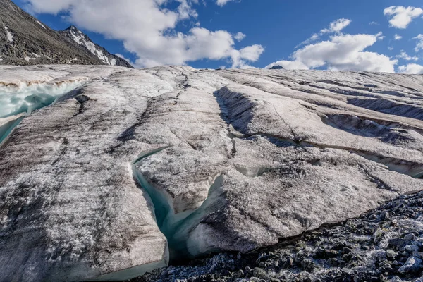 山の氷河氷の雪の夏を雲します。 — ストック写真
