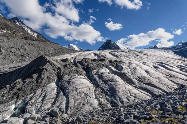 Montagne ghiacciaio neve nuvole estate — Foto Stock