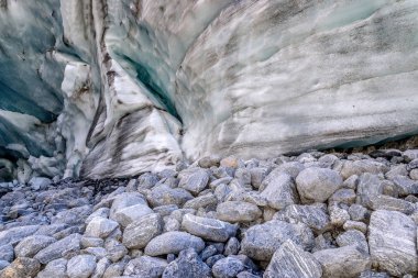 dağların buzul mağara Nehri kaynak