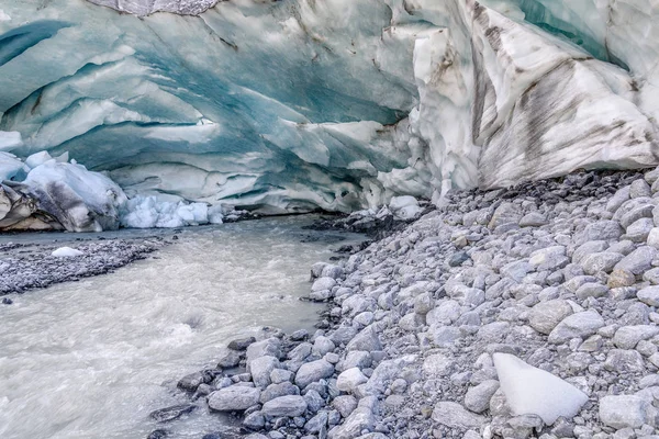 Montagna ghiacciaio grotta fiume sorgente — Foto Stock