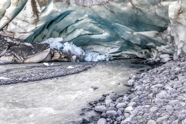 Bergen glaciären cave floden källa — Stockfoto
