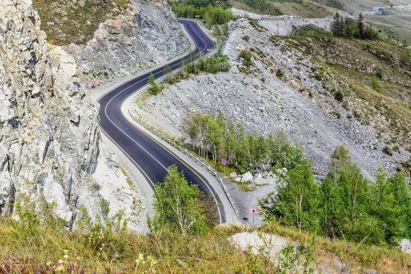 Yol dağlar eğrisi geçiş asfalt — Stok fotoğraf