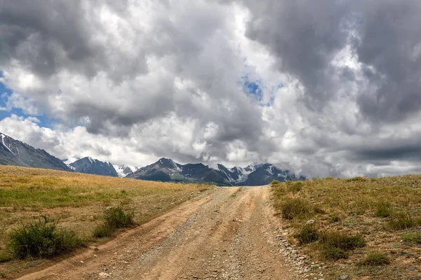 Carretera montaña estepa cielo nublado — Foto de Stock