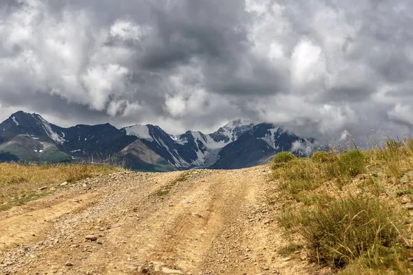 Δρόμος βουνού στέπα συννεφιασμένο ουρανό — Φωτογραφία Αρχείου