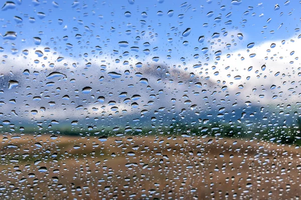 雨滴窗口车水 — 图库照片