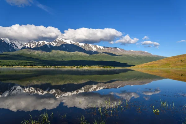 Meer bergen reflectie wolken ochtend — Stockfoto