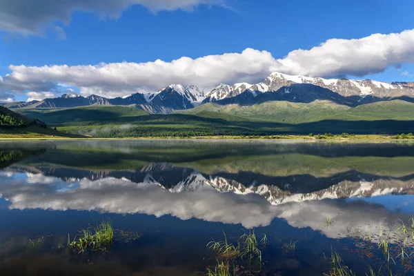 湖山反射雲朝 — ストック写真