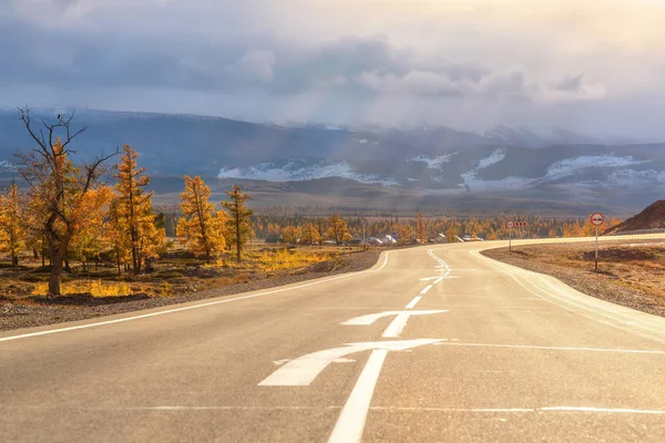 Weg bergen asfalt zon herfst — Stockfoto