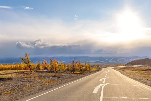 Weg bergen asfalt zon herfst — Stockfoto