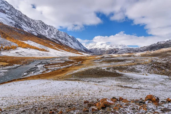 Bergen floden snö höstens road — Stockfoto