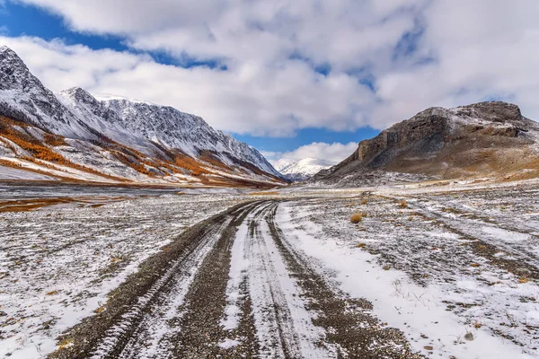 Bergen floden snö höstens road — Stockfoto