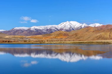 Göl Dağları masmavi gökyüzü yansıma sonbahar