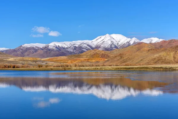 Göl Dağları masmavi gökyüzü yansıma sonbahar