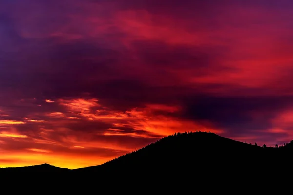 Sky sunset mountain clouds fiery — Stock Photo, Image
