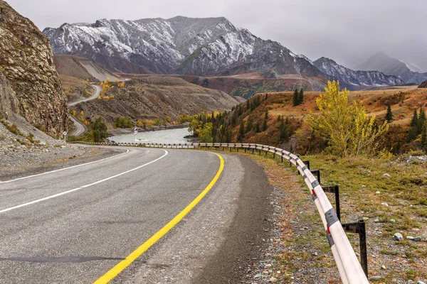 Mountains road river windin autumn — Stock Photo, Image