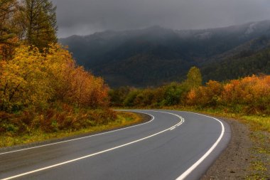 yol dağlar fırtına asfalt sonbahar 