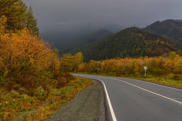 Road mountains thunderstorm asphalt autumn — Stock Photo, Image