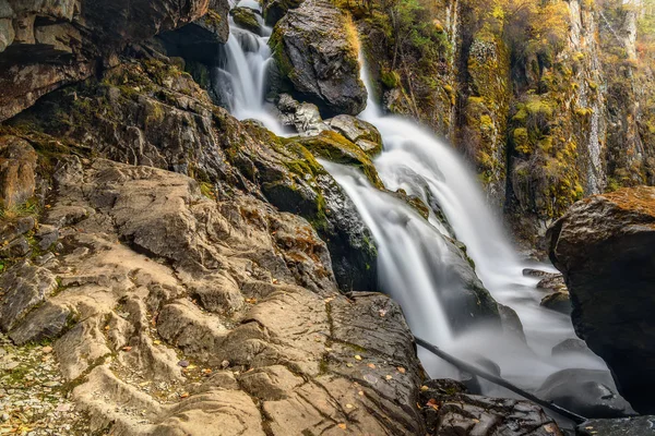 Waterfall rock autumn moss water — Stock Photo, Image