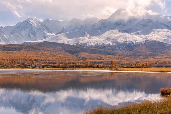 Озеро горы отражение осенью — стоковое фото